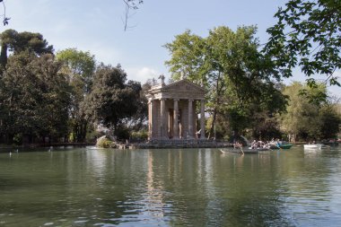 Villa Borghese Bahçeleri'ndeki Aesculapius Gölü ve Tapınağı, Pincian Tepesi, Roma, İtalya.