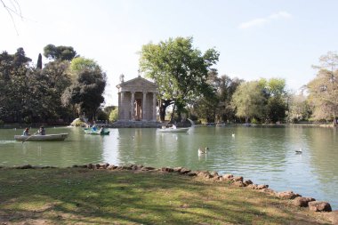 Villa Borghese Bahçeleri'ndeki Aesculapius Gölü ve Tapınağı, Pincian Tepesi, Roma, İtalya.