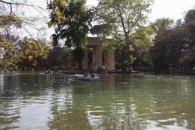 Villa Borghese Bahçeleri'ndeki Aesculapius Gölü ve Tapınağı, Pincian Tepesi, Roma, İtalya.