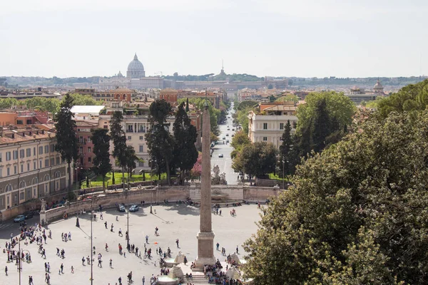 Piazza del Popolo en un día soleado. Roma, Italia . — Foto de Stock