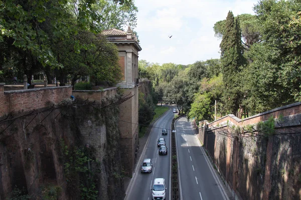 Coches que conducen en una carretera en Roma, Lazio, Italia . — Foto de Stock
