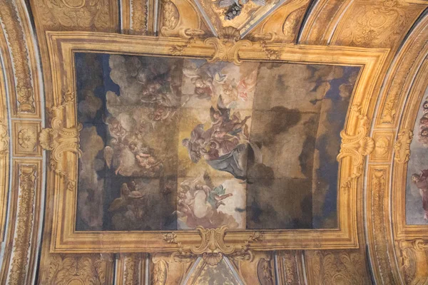 Affreschi sul soffitto della Chiesa di Gesù e Maria, Roma, Italia . — Foto Stock