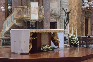 Altar, iç görünüm Sant'Ambrogio e Carlo al Corso Kilisesi, Roma, İtalya.