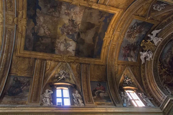 Affreschi sul soffitto della Chiesa di Gesù e Maria, Roma, Italia . — Foto Stock