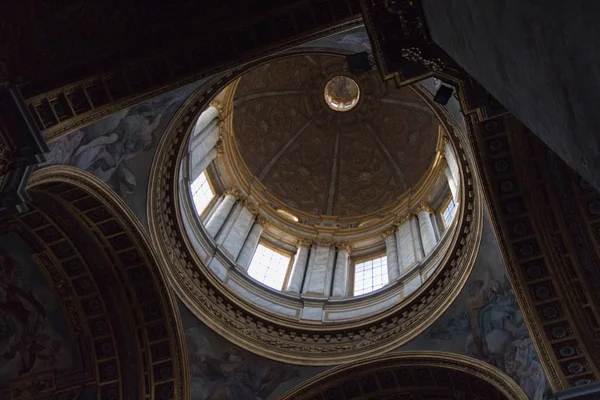 Kubbenin iç görünümü, Sant'Ambrogio e Carlo al Corso Kilisesi'nin iç görünümü, Roma, İtalya.