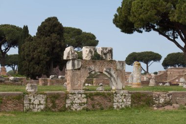 Antik Roma Limanı Ostia Antica'daki Roma ve Ağustos Tapınağı'nın alt yapısı, Roma eyaleti, Lazio, İtalya.