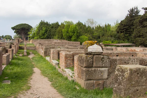 Via dei Magazzini Repubblicani, Ostia Antica, провинция Рим, Лацио, Италия . — стоковое фото