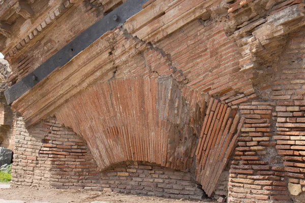 Древнеримская строительная техника в руинах Ostia Antica, большой археологический объект, Лацио, Италия . — стоковое фото