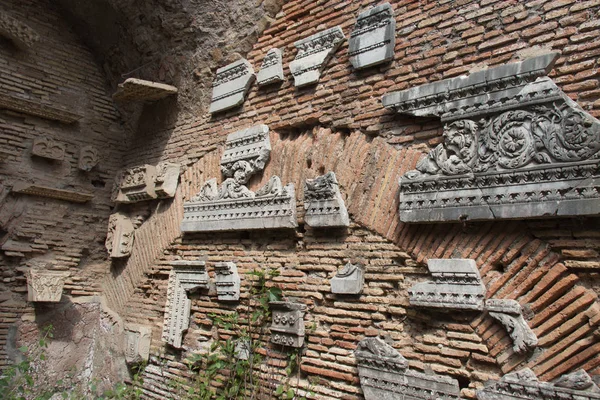 Antiga técnica de construção romana nas ruínas de Ostia Antica, grande sítio arqueológico, Lazio, Itália . — Fotografia de Stock