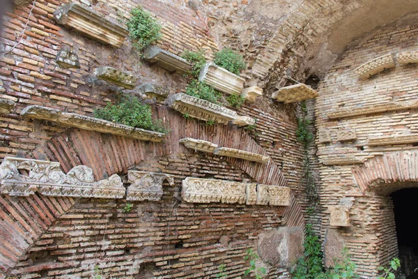 Древнеримская строительная техника в руинах Ostia Antica, большой археологический объект, Лацио, Италия . — стоковое фото