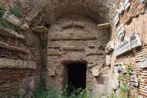 Древнеримская строительная техника в руинах Ostia Antica, большой археологический объект, Лацио, Италия . — стоковое фото