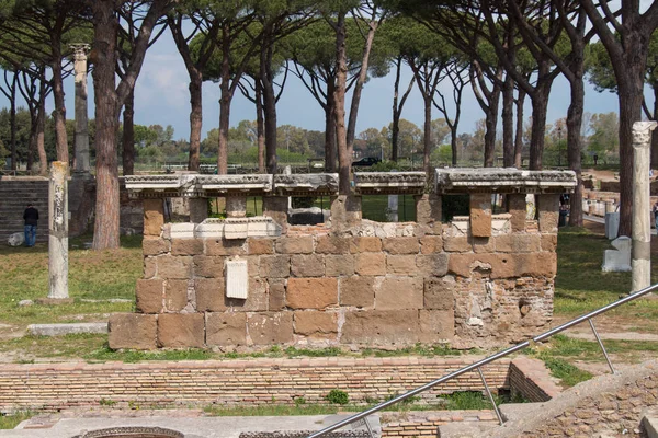 Руины на площади Piazzale delle Corporazioni в древнеримском порту Ostia Antica, провинция Рим, Лацио, Италия . — стоковое фото