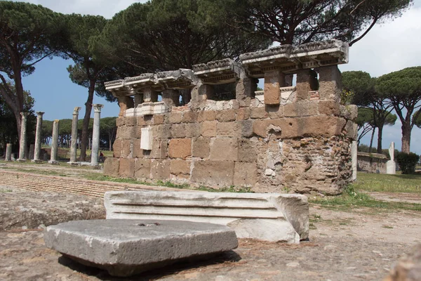 Ruínas na Piazzale delle Corporazioni no antigo porto romano de Óstia Antica, província de Roma, Lácio, Itália . — Fotografia de Stock