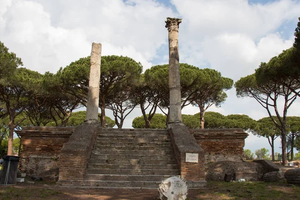 Templo de Ceres no antigo Porto Romano de Óstia Antica, Província de Roma, Lácio, Itália . — Fotografia de Stock