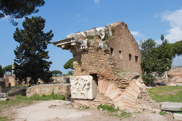 Róma és az augusztusi templom az ókori Roman kikötő Ostia Antica, tartomány Róma, Lazio, Olaszország. — Stock Fotó