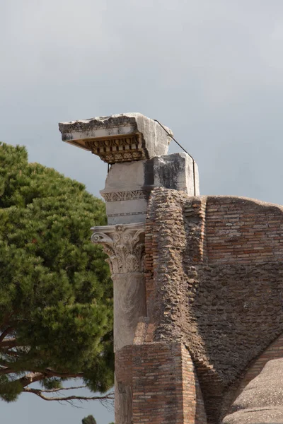 Róma és az augusztusi templom részletesen az ókori római kikötő Ostia Antica, tartomány Róma, Lazio, Olaszország. — Stock Fotó