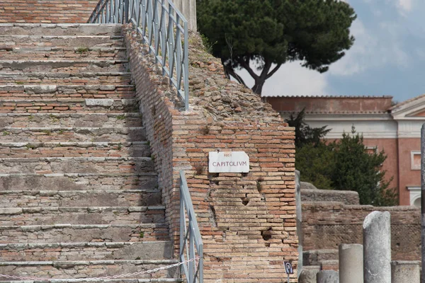 Signpost of Capitolium, Ancient Roman Port of Ostia Antica, Province of Rome, Lazio, Itália . — Fotografia de Stock