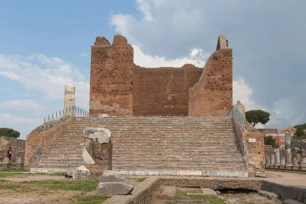 Capitolio en el antiguo puerto romano de Ostia Antica, provincia de Roma, Lacio, Italia . —  Fotos de Stock