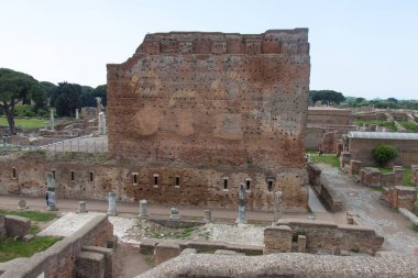 Ostia Antica Antik Roma Limanı'nda arkadan Capitolium, Roma Eyaleti, Lazio, İtalya.
