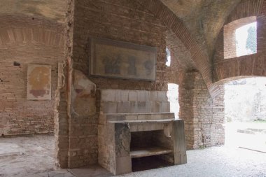Tablo ve raflar Ostia Antica oda 6 doğu duvarının orta bölümü ne karşı ayarlanmış, Roma Eyaleti, Lazio, İtalya.