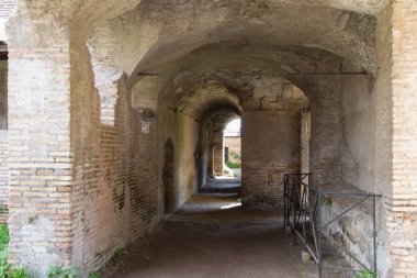 Ostia Antica Antik Roma Limanı'nda Caseggiato degli Aurighi koridoru, Roma Eyaleti, Lazio, İtalya.