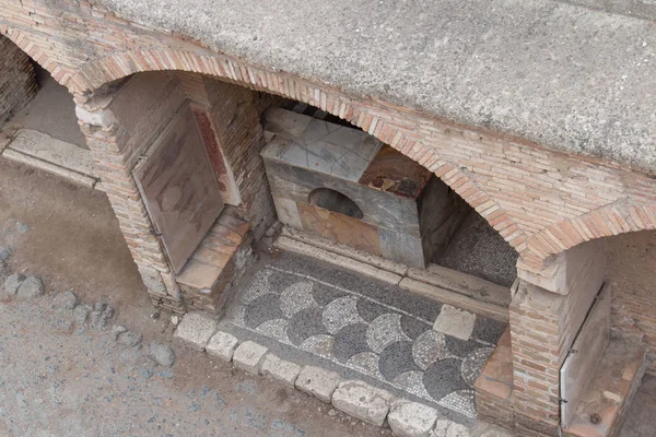 Бар в номере 6, вид сверху, в древнеримском порту Ostia Antica, провинция Рим, Лацио, Италия . — стоковое фото
