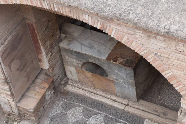 Бар в номере 6, вид сверху, в древнеримском порту Ostia Antica, провинция Рим, Лацио, Италия . — стоковое фото