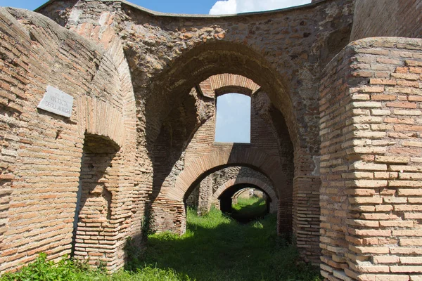 Arches at Via Tecta degli Aurizzo in The Antia Roman Port of Ostia Antica, Province of Rome, Lab, Italy . — стоковое фото