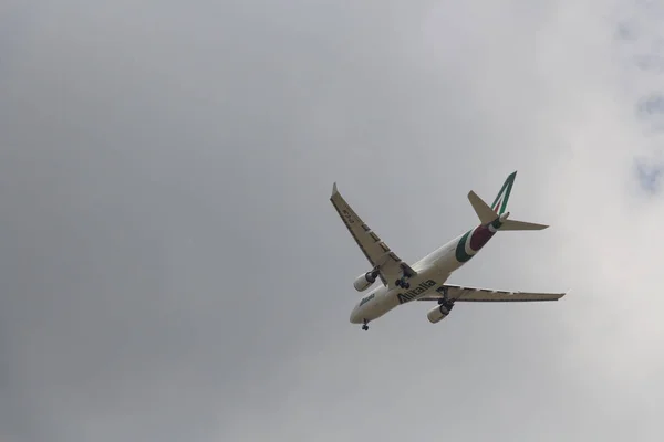 Gros plan d'un avion volant à basse altitude dans le ciel . — Photo