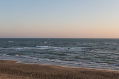 Tiren denizinde alacakaranlık. Sahilde gün batımı.