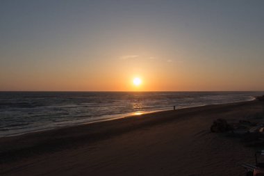 Sahilde güzel gün batımı. Güneş Tiren deniziüzerinde batıyor.