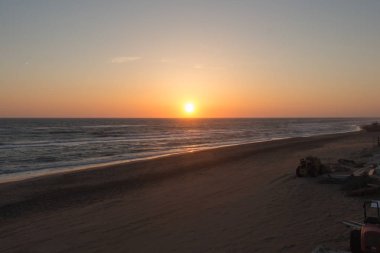 Sahilde güzel gün batımı. Güneş Tiren deniziüzerinde batıyor.