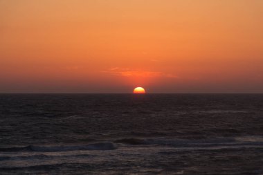 Güneş Tiren deniziüzerinde batmadan önceki alacakaranlık. İnanılmaz gün batımı.