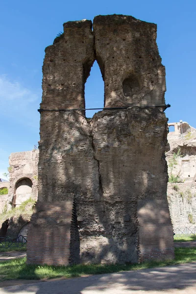 Древнеримские руины на Палатинском холме, Рим, Лацио, Италия . — стоковое фото