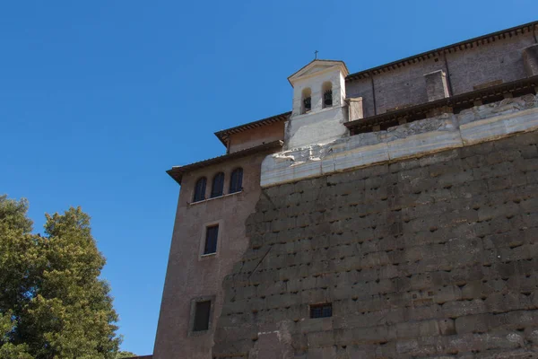 Seitenansicht des Tempels von Antoninus und Faustina, römisches Forum, Rom, Italien. — Stockfoto