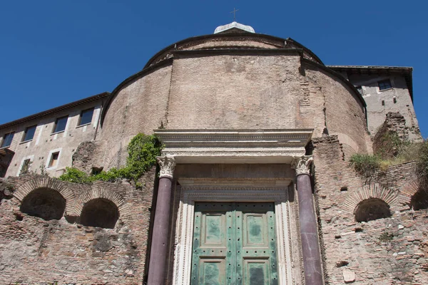 Sección superior de la entrada del Templo de Rómulo, Roma, Lacio, Italia . — Foto de Stock