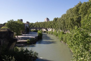 Tiber nehri ve Tiber adası Palatine köprüsünden görme, Roma, Lazio, İtalya.