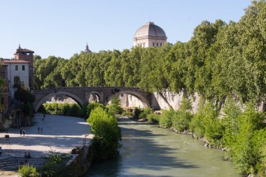 Tiber nehri ve Tiber adası Palatine köprüsünden görme, Roma, Lazio, İtalya.