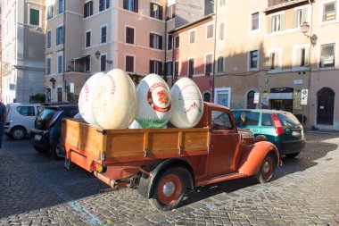 Paskalya kutlaması, kırmızı eski moda arabada büyük paskalya yumurtaları, Roma, Lazio, İtalya.
