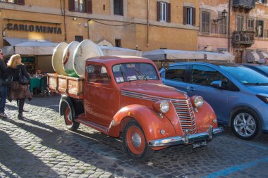 Kırmızı eski moda arababüyük paskalya yumurtaları, Roma, Lazio, İtalya.
