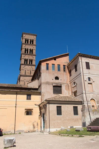 Iglesia de Santa Francesca Romana y campanario en el Foro Romano, Roma, Lacio, Italia . — Foto de Stock