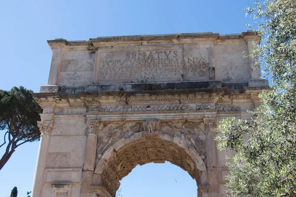 Верхняя часть Арки Тита, Римский Форум, Рим, Лацио, Италия . — стоковое фото