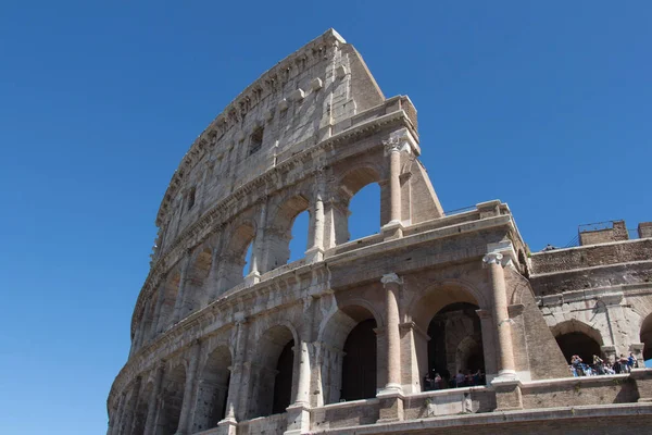 Vista detalhada do Coliseu com céu azul no fundo, Roma, Lácio, Itália . — Fotografia de Stock