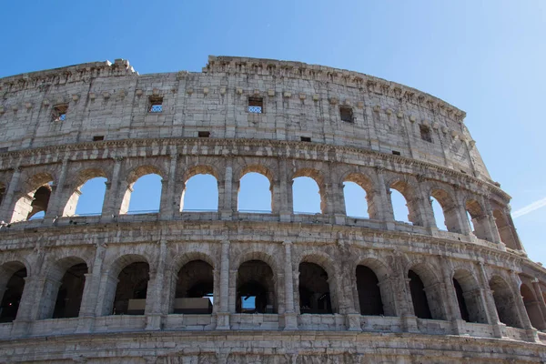 Vista detalhada do Coliseu com céu azul no fundo, Roma, Lácio, Itália . — Fotografia de Stock