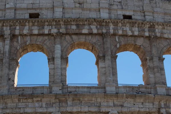 Detaljerad vy över Colosseum med blå himmel på bakgrunden, Rom, Lazio, Italien. — Stockfoto