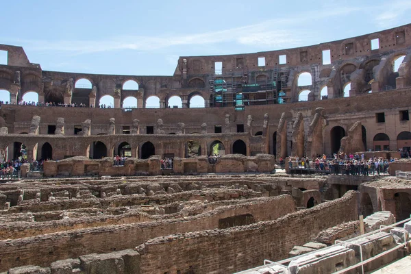 Interior del Coliseo o anfiteatro Flavio, Roma, Lacio, Italia . — Foto de Stock