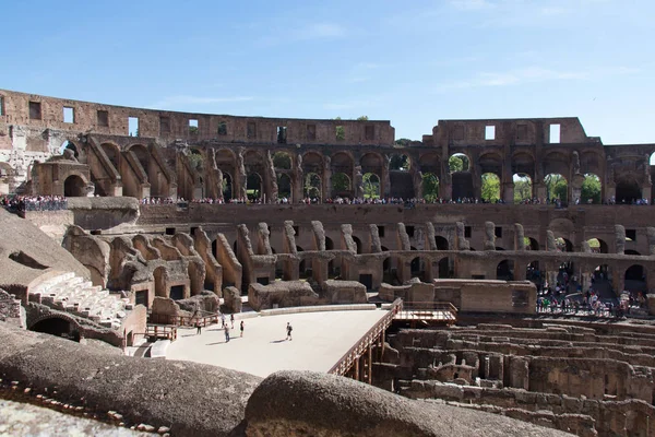 Interior do Coliseu ou anfiteatro Flaviano, Roma, Lácio, Itália . — Fotografia de Stock