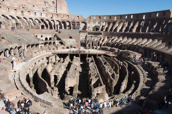 Interior do Coliseu ou anfiteatro Flaviano, Roma, Lácio, Itália . — Fotografia de Stock