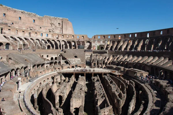 Interior do Coliseu ou anfiteatro Flaviano, Roma, Lácio, Itália . — Fotografia de Stock