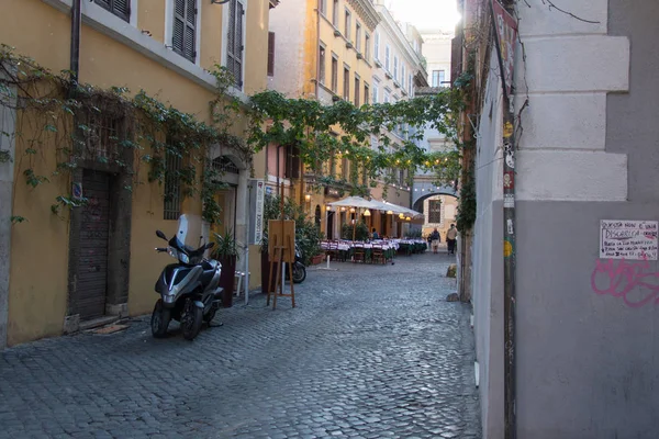 Typische straat in Rome 's avonds, Lazio, Italië. — Stockfoto